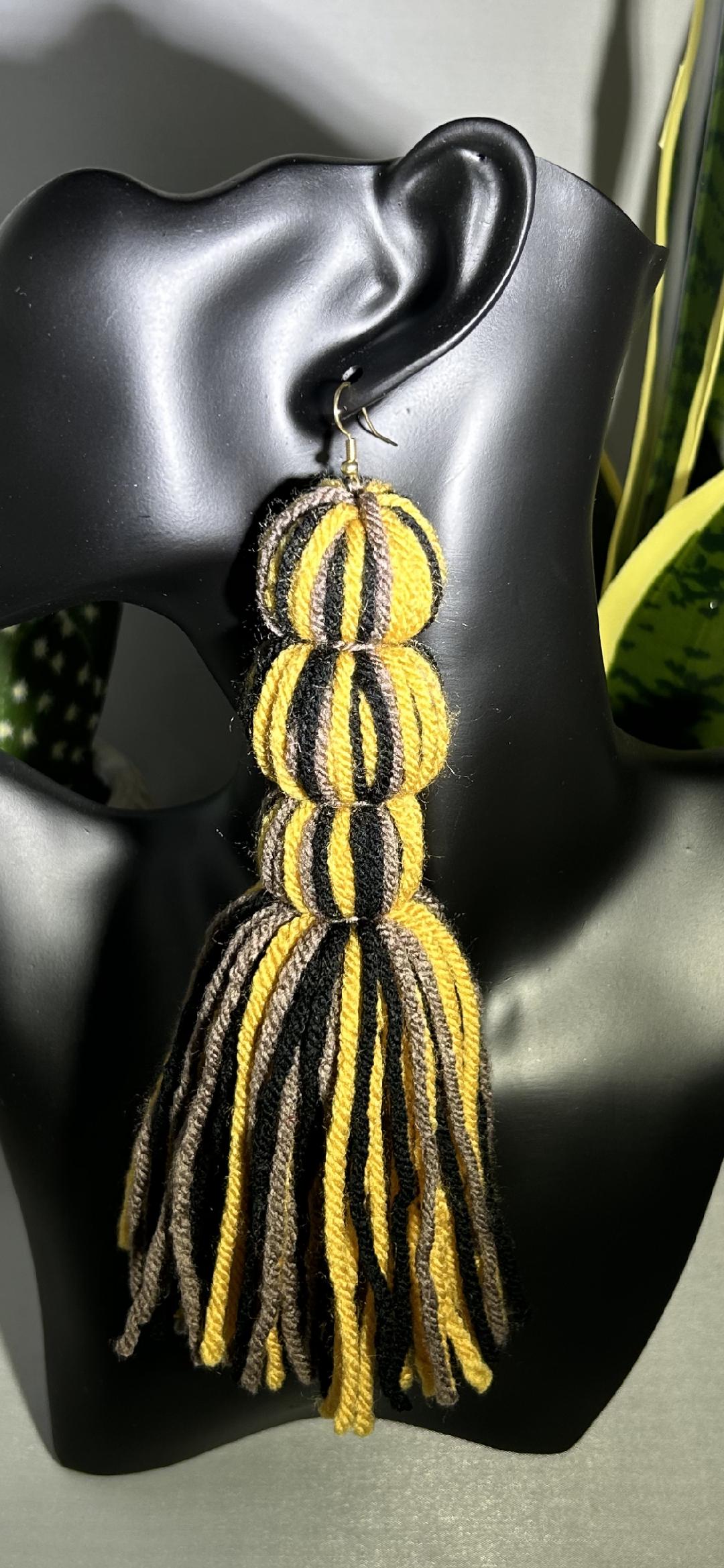 Yarn Tassel Earrings GOLD/BLK/Taupe